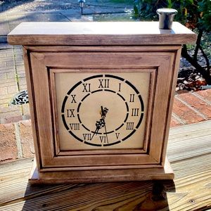 Handgun clock to conceal weapon